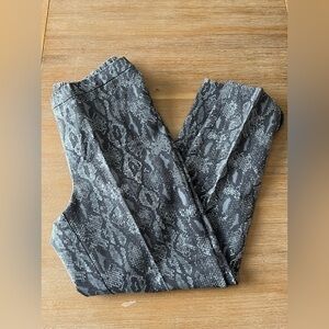 Isaac mizrahi gray snake skin pattern stretchy, elastic waist pull on pants